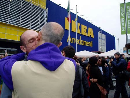 Ikea cede a Putin: via l'articolo sulla coppa lesbo dal magazine - ikea bacio gayBASE - Gay.it Archivio