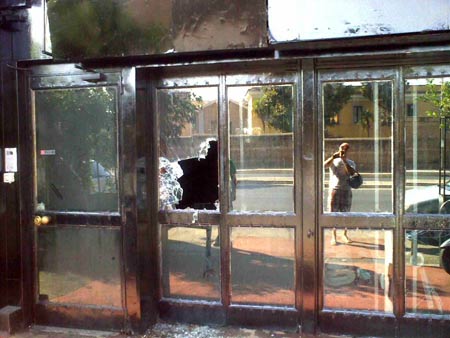 Sasso incendiario contro il Qube, sede di Muccassassina - incendio mucca reazF1 - Gay.it Archivio