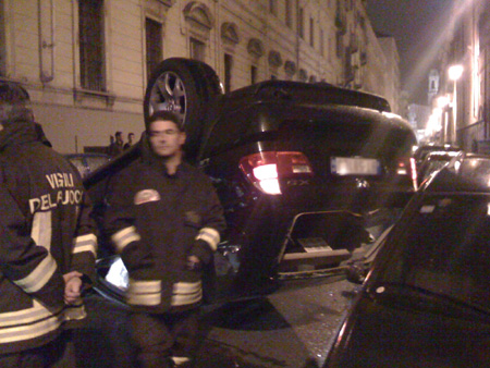 Incidente spettacolare davanti a disco torinese - incidentetorino1 - Gay.it Archivio