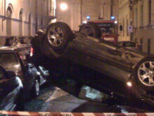 Incidente spettacolare davanti a disco torinese - incidentetorinoBASE - Gay.it Archivio