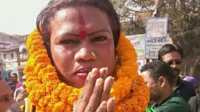 L'India ha la sua prima sindaca transgender: è Madhu Kinnar - india sindaca trans1 - Gay.it Archivio