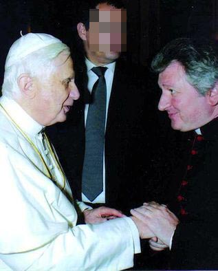 L'Espresso e l'inchiesta sul prete gay dello Ior - iormonsignorriccaF1 - Gay.it Archivio