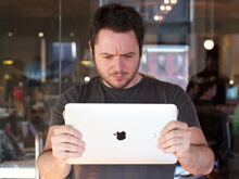E' uscito l'iPad: ecco le lamentele degli utenti - ipad uscitoBASE 1 - Gay.it Archivio