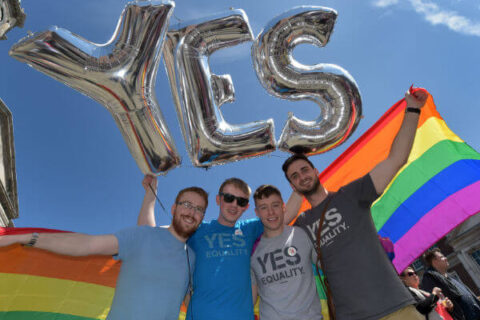 Irlanda: oggi è il giorno del "sì". 300 coppie pronte a sposarsi - irlanda yes base 1 1 - Gay.it Archivio