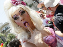 Tel Aviv: la gioiosa carica dei 30.000 - israele prideBASE - Gay.it Archivio