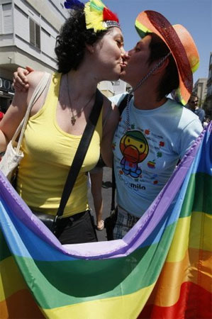 Tel Aviv: la gioiosa carica dei 30.000 - israele prideF1 - Gay.it Archivio
