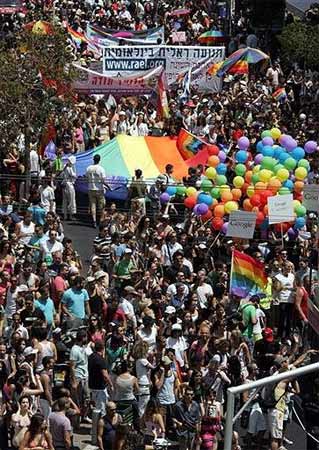 Tel Aviv: la gioiosa carica dei 30.000 - israele prideF4 - Gay.it Archivio