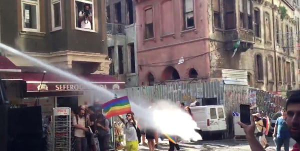 La polizia reprime con la violenza il pride di Istanbul - istambul pride violenze1 - Gay.it Archivio