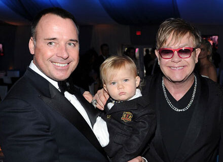 Per Elton John e David Furnish arriva il secondo bebè - jhonelton2figlioBASE 1 - Gay.it Archivio
