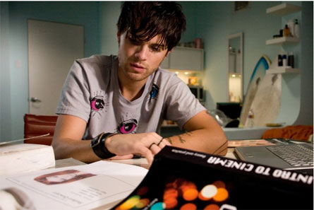 "Kaboom", la prima Queer Palm da venerdì in video on demand - kaboomF1 - Gay.it Archivio