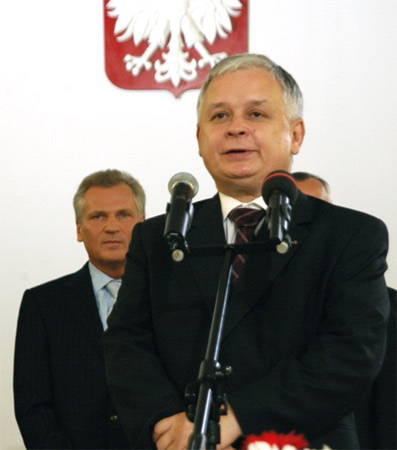Chi era Lech Kaczinsky, il più omofobo presidente europeo - kaczinsky mortoF2 - Gay.it Archivio