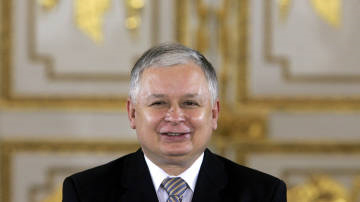 Chi era Lech Kaczinsky, il più omofobo presidente europeo - kaczinsky mortoF4 - Gay.it Archivio