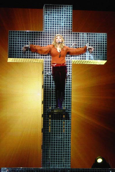 Madonna pronta a laciare la Kabbalah per l'Opus Dei - ketyperrymadonnaF1 - Gay.it Archivio