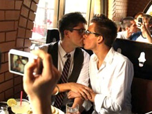 "Qui non potete baciarvi": in 100 organizzano un kiss-in - kiss in chicago 1 - Gay.it Archivio