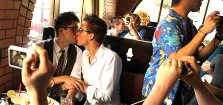 "Qui non potete baciarvi": in 100 organizzano un kiss-in - kiss in chicagoF1 - Gay.it Archivio
