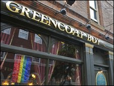 "Qui non potete baciarvi": in 100 organizzano un kiss-in - kiss in chicagoF2 - Gay.it Archivio
