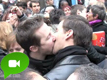 In centinaia al "Kiss-in" parigino contro l'omofobia - kiss in franciaBASE - Gay.it Archivio