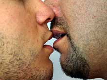 Si baciavano al Colosseo, il Giudice chiede i video - kisscolosseoBASE 1 - Gay.it Archivio