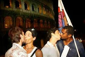 Bacio al Colosseo, i due giovani andranno a processo - kisscolosseoF1 - Gay.it Archivio