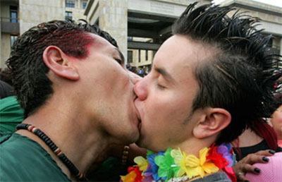 Bacio al Colosseo, i due giovani andranno a processo - kisscolosseoF2 - Gay.it Archivio