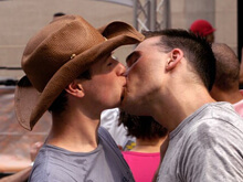 Gaio San Valentino: baci agli incroci di tutte le città - kisscrossingBASE - Gay.it Archivio