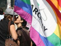 Gaio San Valentino: baci agli incroci di tutte le città - kisscrossingF1 - Gay.it Archivio