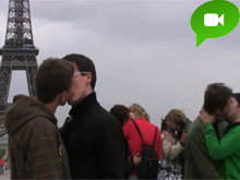 Parigi, baci gay di gruppo sotto la Torre Eiffel - kissinparigiBASE - Gay.it Archivio