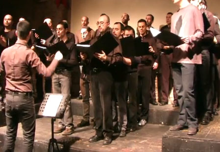 Il coro Komos cacciato dalla parrocchia, ordini della Curia - komos2F1 - Gay.it Archivio