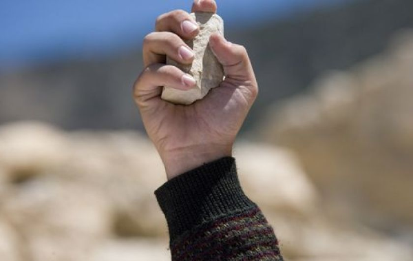 Orrore in Siria: l'Isis giustizia due giovani colpevoli di essere gay - lapidazione isis1 - Gay.it Archivio