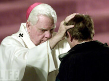 Law celebra la messa di Natale per i Cultori dell'etica - law messa nataleBASE - Gay.it Archivio