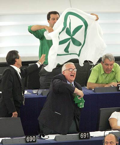 Parlamento UE: basta discriminare coppie gay - legaue - Gay.it Archivio