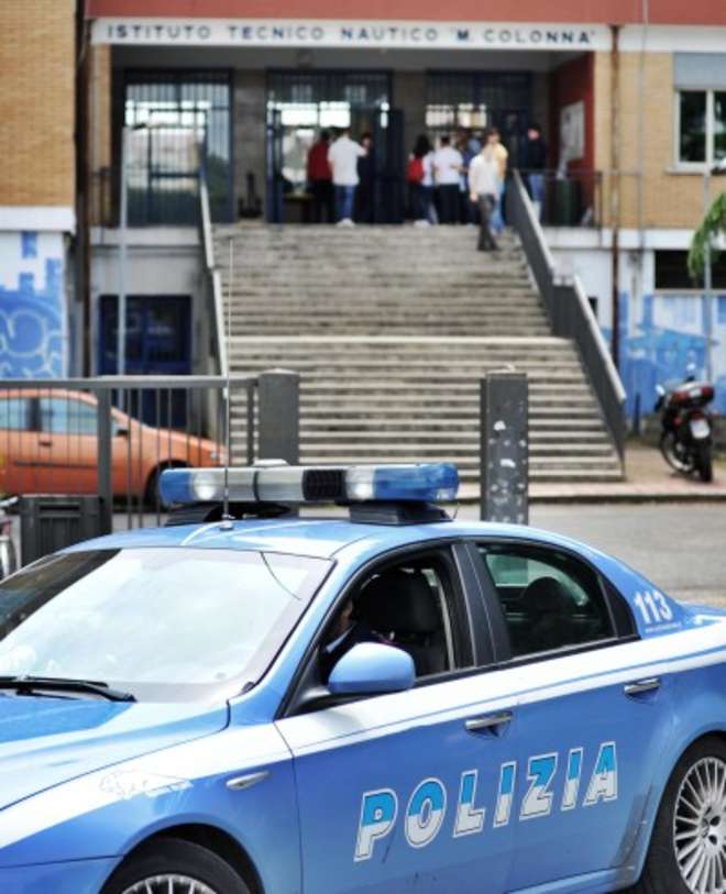 Deriso dai compagni, si butta dall'aula scolastica ragazzo gay - leggoit16enne - Gay.it Archivio