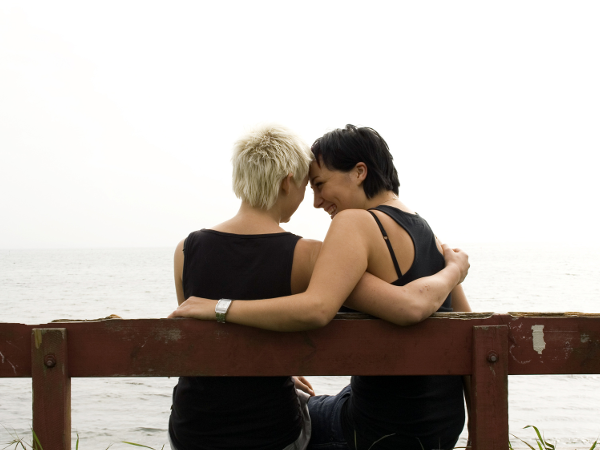 Coppia lesbica cacciata dal saggio di canto per un abbraccio - lgbt counseling coppia - Gay.it Archivio