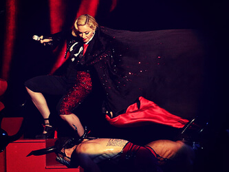 La caduta di Madonna diventa un gioco: se iniziate, non finirete più - madonna caduta brit awards 2015 1 - Gay.it Archivio