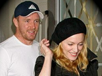 Fan di Madonna tenta di accoltellare Guy Ritchie - madonna ritchieBASE - Gay.it Archivio