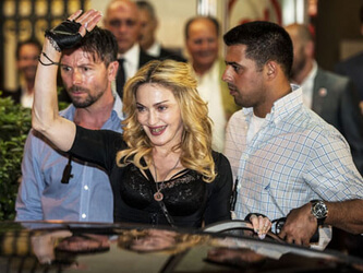 Madonna porta 10 fan dentro la sua Hard Candy Fitness di Roma - madonna roma videoBASE 1 - Gay.it Archivio