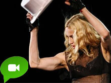 Madonna scivola e cade sul palco - madonnacaderioBASE - Gay.it Archivio
