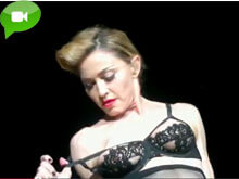 Seno al vento per Madonna durante il concerto a Istanbul - madonnasenoBASE - Gay.it Archivio