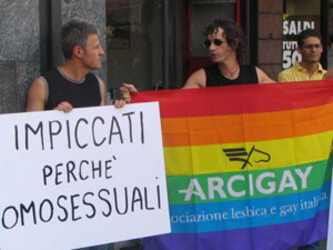 Milano: commemorazione dei gay messi a morte in Iran - man iran mil04 - Gay.it Archivio