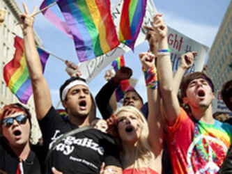 VOTO OMOFOBIA, SEGUI LA DIRETTA TWITTER DI GAY.IT - manifestazioneomofobiaBASE 1 - Gay.it Archivio
