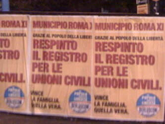 Manifesti contro le coppie di fatto imbrattano la città - manifestopdlBASE 1 - Gay.it Archivio