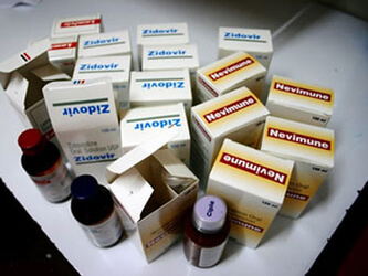Manovra: a rischio la distribuzione di antiretrovirali - manovra hivBASE 1 - Gay.it Archivio