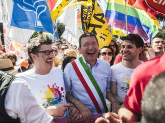 Roma: martedì la discussione in aula sul registro delle unioni civili - marino pride registro 1 - Gay.it Archivio