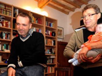 A una coppia livornese figlio con utero affitto in USA - mariovalterBASE - Gay.it Archivio