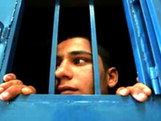 Ventenne preferisce tornare in galera che concedersi al capo - marocchino prigioneBASE - Gay.it Archivio