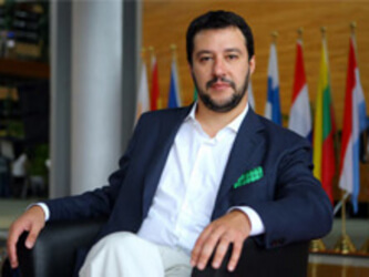 Altro libro sui genitori gay nel mirino della Lega - matteosalviniBASE - Gay.it Archivio