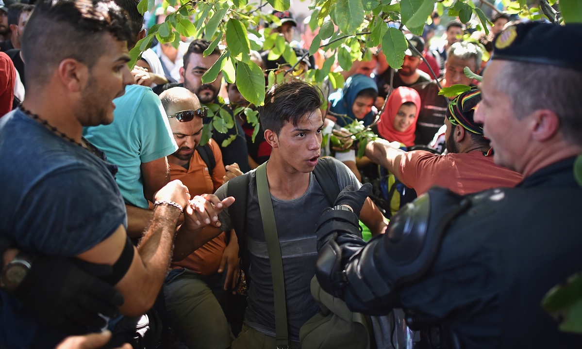 I migranti? "E' l'omodittatura a importarli perchè piacciono ai gay" - migranti 2 - Gay.it Archivio