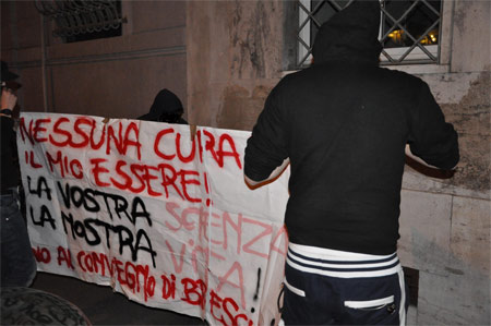 Convegno di Brescia: a Milano striscioni contro l'omofobia - milano no omofobiaf1 - Gay.it Archivio