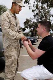 Il marinaio chiede la mano del marine... nella base militare - militarisposiF1 - Gay.it Archivio