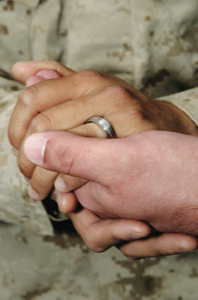 Il marinaio chiede la mano del marine... nella base militare - militarisposiF2 - Gay.it Archivio